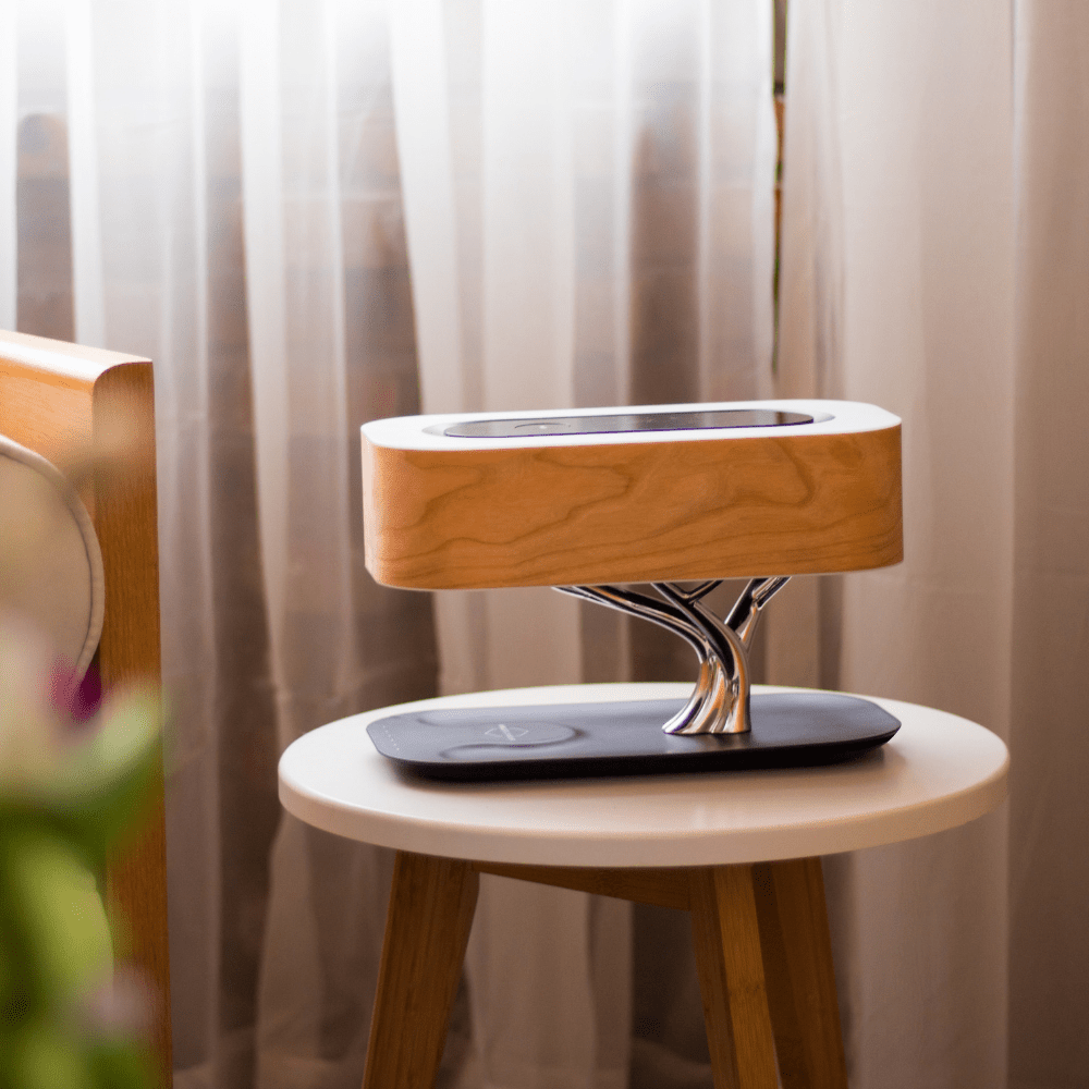 Lampe de table avec chargeur sans fil, haut-parleur Bluetooth et éclairage dimmable | Design en bois