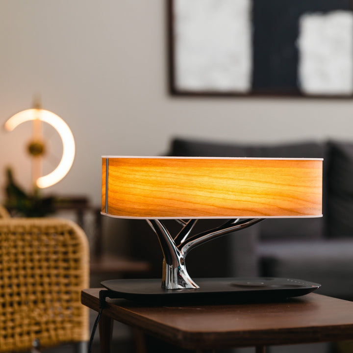 Lampe de table avec chargeur sans fil, haut-parleur Bluetooth et éclairage dimmable | Design en bois