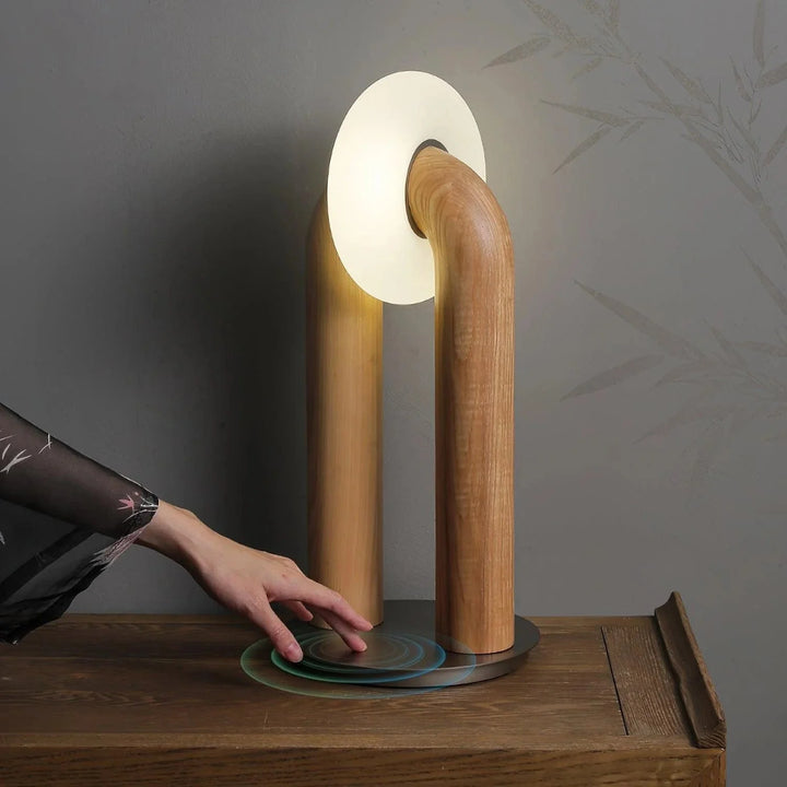 LumoArc | Lampe de table moderne en bois de frêne avec gradation tactile