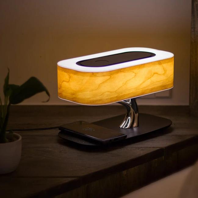 Lampe de table avec chargeur sans fil, haut-parleur Bluetooth et éclairage dimmable | Design en bois