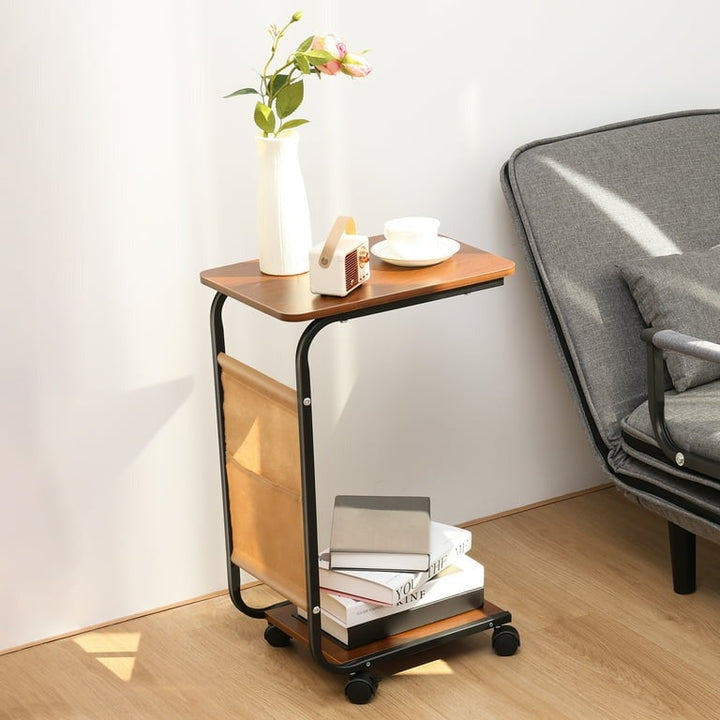 Table d'appoint élégante sur roulettes | Table en forme de C avec frein, 2 niveaux et poche latérale pour chambre, salon ou bureau